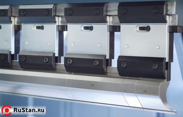 Гидравлический гибочный пресс Durma серии AD-R фото №5 Гидравлический гибочный пресс Durma серии AD-R фото №5