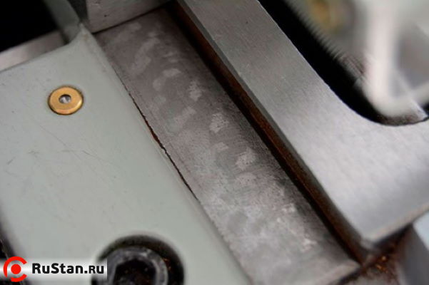 Направляющие станка прошли процедуру шабрения, что существенно повышает точность обработки на токарном станке. фото №6 Metal Master MML 1830 V фото №6