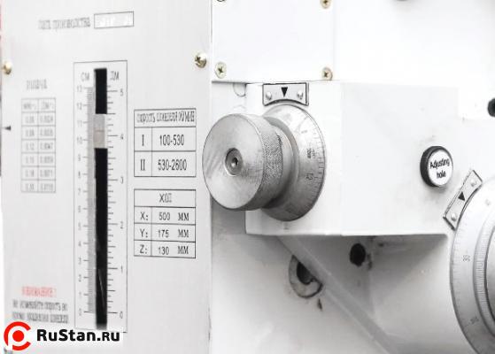 Маховик микрометрической подачи вынесен на фронтальную часть фрезерной головки и снабжен нониусом. фото №9 Маховик микрометрической подачи вынесен на фронтальную часть фрезерной головки и снабжен нониусом. фото №9