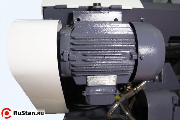 Привод движения ленточного полотна рассчитан на 3 скорости резания (27/45/69 м/мин). Выбор режима резания выполняется исходя из плотности обрабатываемого материала. фото №3 METAL MASTER MGH-300 фото №3