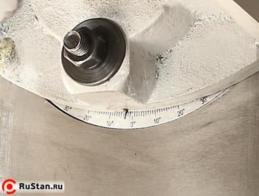 Фрезерная головка может наклоняться вокруг продольной оси вправо и влево ± 90°. Угол поворота отображается на линейке. фото №2 Фрезерная головка может наклоняться вокруг продольной оси вправо и влево ± 90°. Угол поворота отображается на линейке. фото №2