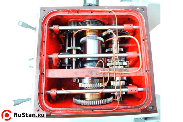 12-ти ступенчатая коробка передач, изготовленная из качественной конструкционной стали, развивает большой крутящий момент на малых оборотах. Для повышения долговечности коробки передач ко всем шестеренкам и подшипникам подведены масленые трубки. фото №18 METAL MASTER Z51200 фото №18